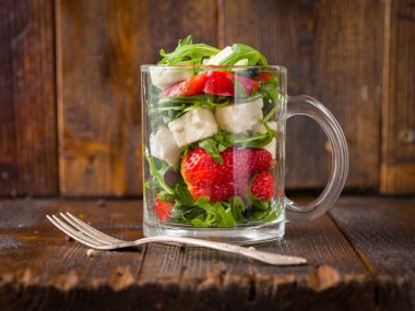 Cam doğal rustik üzerinde taze sebze çilek salatası 