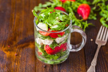 Cam doğal rustik üzerinde taze sebze çilek salatası 