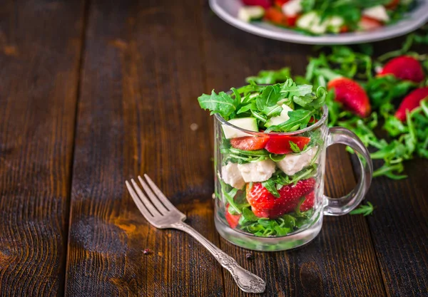 Färska jordgubbar grönsakssallad i glasburk på naturliga rustik — Stockfoto