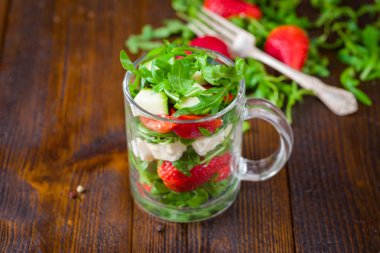 Cam doğal rustik üzerinde taze sebze çilek salatası 