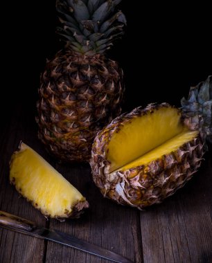 Köy masa üzerinde dilimlenmiş ananas Siyah arka plan.