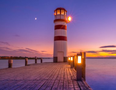 Avusturya 'da deniz feneri Gün batımında Podersdorf am.
