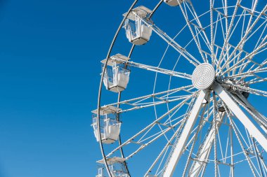 Hastings 'deki beyaz dönme dolap mavi arka planda..