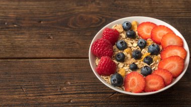 Yulaf taneli, yaban mersinli ve ahududulu sağlıklı kahvaltı..