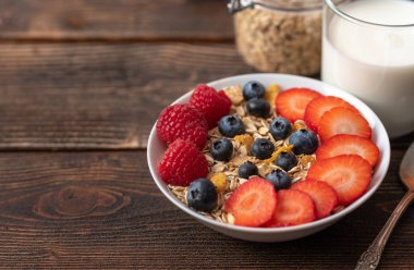 Yulaf taneli, yaban mersinli ve ahududulu sağlıklı kahvaltı..