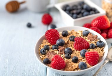 Sağlıklı kahvaltıda yaban mersinli ve ahududulu granola cipsi.