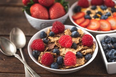 Böğürtlenli granola cipsi ve beyaz kasede ahududu..