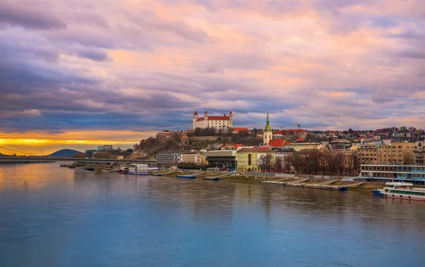 Bratislava Shore Com Castelo Durante Crepúsculo Tempo Nublado — Fotografia de Stock