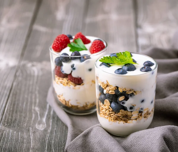 Yaourt Blanc Dans Bocal Verre Avec Des Fruits Sur Fond Images De Stock Libres De Droits