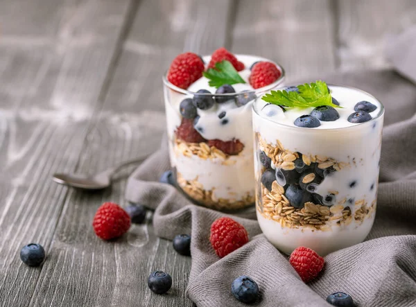 Yaourt Blanc Dans Bocal Verre Avec Des Fruits Sur Fond Image En Vente