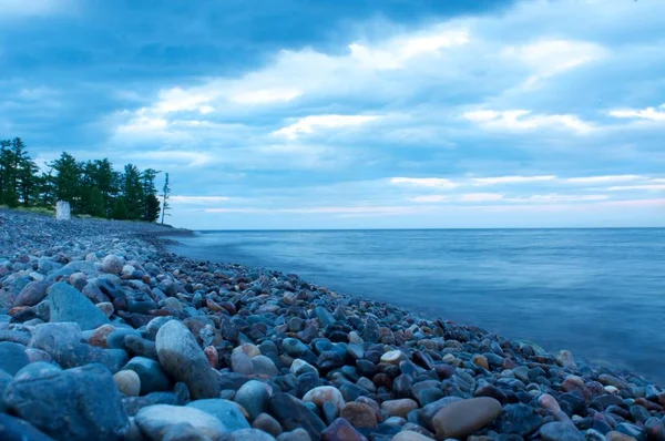 Orilla rocosa del lago Baikal — Foto de Stock