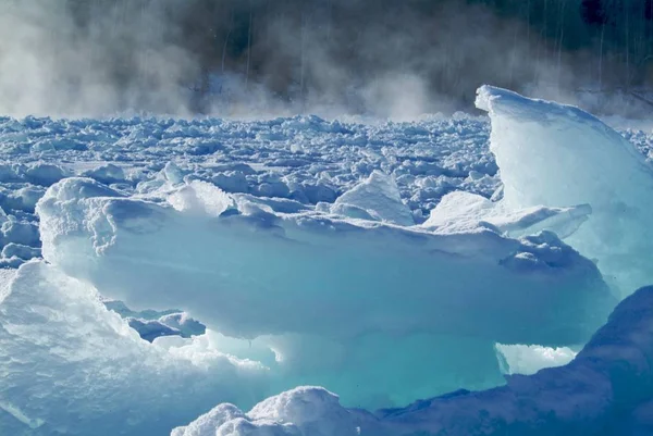 浮冰和冬天的太阳 — 图库照片