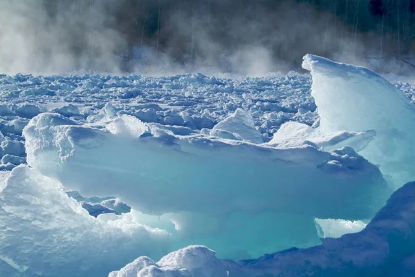 Piatto di ghiaccio e sole in inverno — Foto Stock