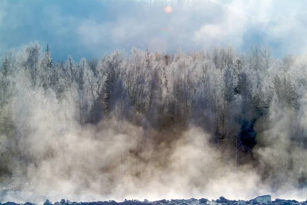 Ποταμός Χειμώνας στα βουνά — Φωτογραφία Αρχείου