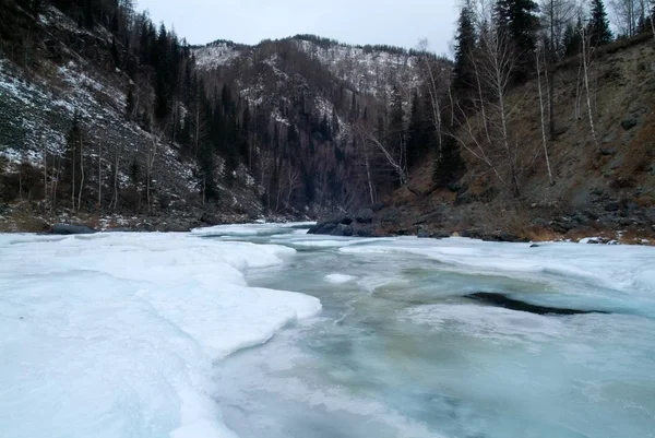 Rio de inverno em montanhas — Fotografia de Stock