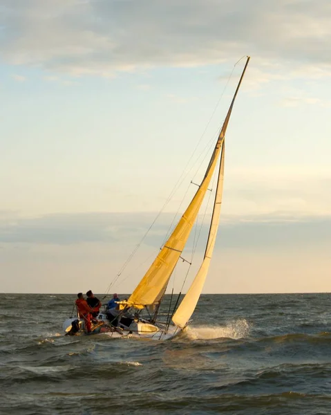 Yacht sailing against sunset — Stock Photo, Image