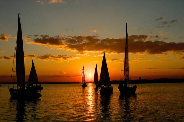 Yacht, vitorlás ellen naplemente — Stock Fotó