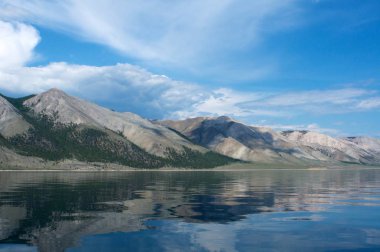 Açık gün, mavi gökyüzü Deniz Baykal Dağları