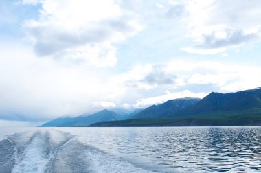 Karla kaplı dağlar yaz güneş ve mavi gökyüzü ile