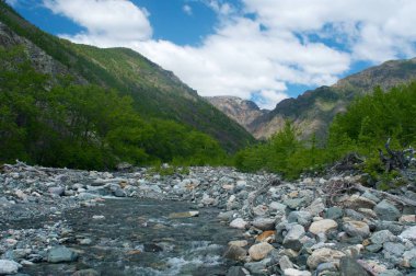 Nehri Vadisi dağlarda taş arasında