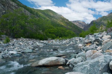 Nehri Vadisi dağlarda taş arasında