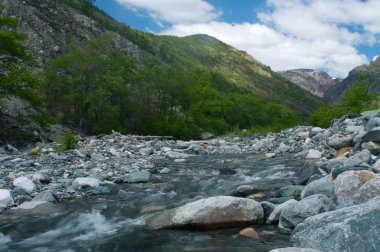 Nehri Vadisi dağlarda taş arasında