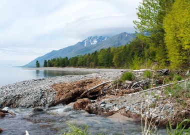 Nehri Vadisi dağlarda taş arasında