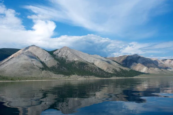 Montagnes sur le lac Baïkal par temps clair, ciel bleu — Photo