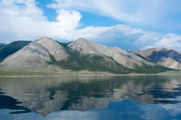 Montañas en el lago Baikal un día claro, cielo azul —  Fotos de Stock