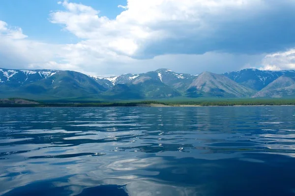 Montanhas no lago Baikal um dia claro, céu azul — Fotografia de Stock