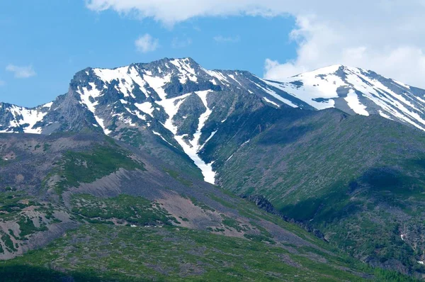 Montañas nevadas en verano con puesta de sol y cielo azul —  Fotos de Stock