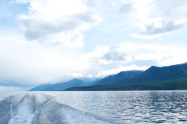 Karla kaplı dağlar yaz güneş ve mavi gökyüzü ile