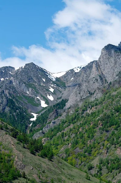 Montagnes enneigées en été avec coucher de soleil et ciel bleu — Photo