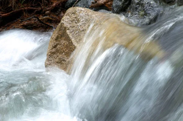 Річка серед каменю в горах долини — стокове фото