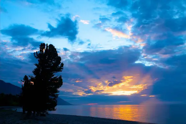 La puesta de sol en el lago Baikal en verano —  Fotos de Stock