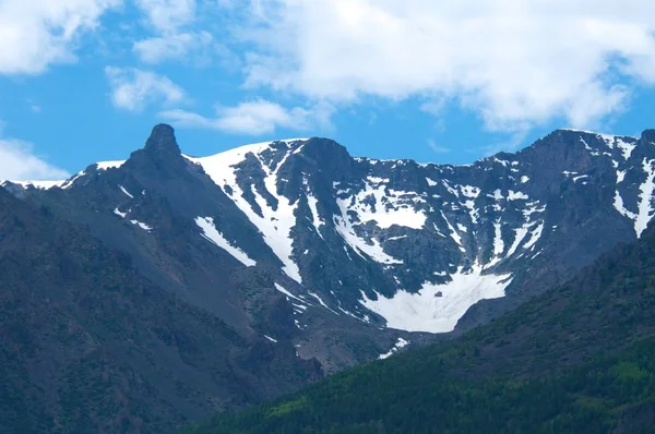Montañas nevadas en verano con puesta de sol y cielo azul —  Fotos de Stock