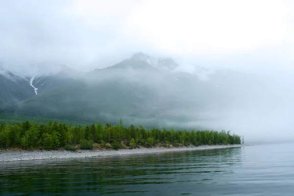 Nevoeiro na montanha Lago Baikal na primavera — Fotografia de Stock