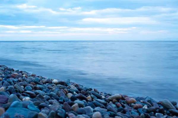 Taşlı Baykal Gölü kıyısında bulut gökyüzü arka plan ile