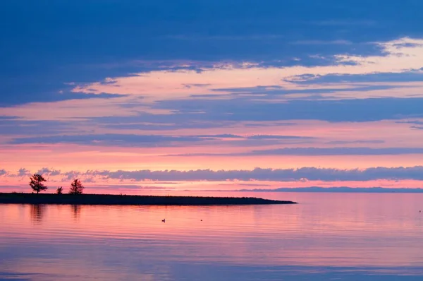 Le coucher de soleil au lac Baïkal en été — Photo