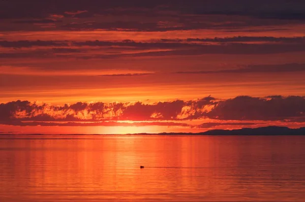 Le coucher de soleil au lac Baïkal en été — Photo