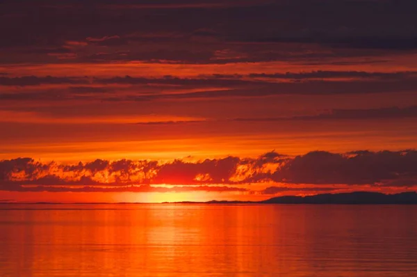 Le coucher de soleil au lac Baïkal en été — Photo