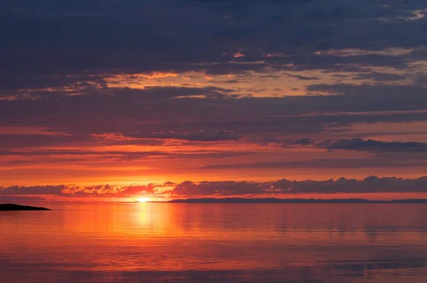 Le coucher de soleil au lac Baïkal en été — Photo