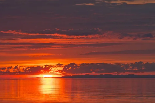 Το ηλιοβασίλεμα στη λίμνη Βαϊκάλη το καλοκαίρι — Φωτογραφία Αρχείου