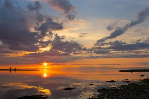 Le coucher de soleil au lac Baïkal en été — Photo