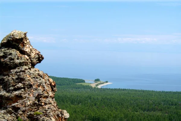 Paisaje de Baikal con bosque de primavera verde — Foto de Stock