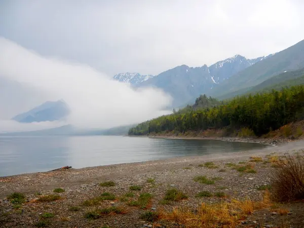 Niebla en la montaña Lago Baikal en primavera —  Fotos de Stock