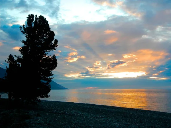 Το ηλιοβασίλεμα στη λίμνη Βαϊκάλη το καλοκαίρι — Φωτογραφία Αρχείου