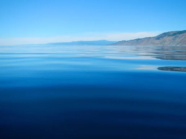 Baikallandschaft mit grünem Quellwald — Stockfoto