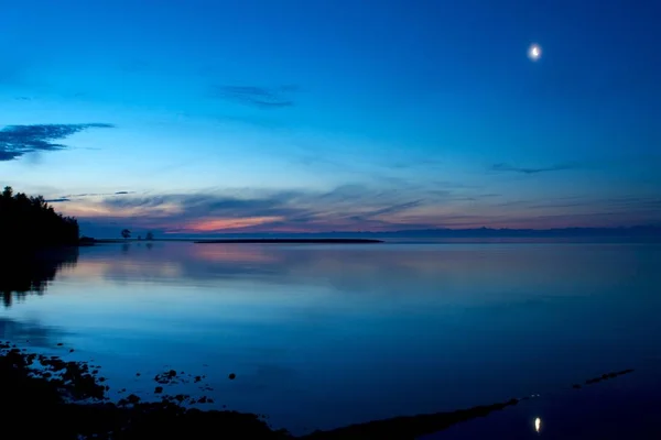 Salida de la luna sobre el lago Baikal Imágenes De Stock Sin Royalties Gratis