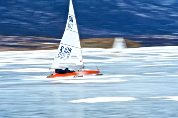 ノヴォシビルスク, ロシア-凍った湖競争セーリング December21:Ice — ストック写真